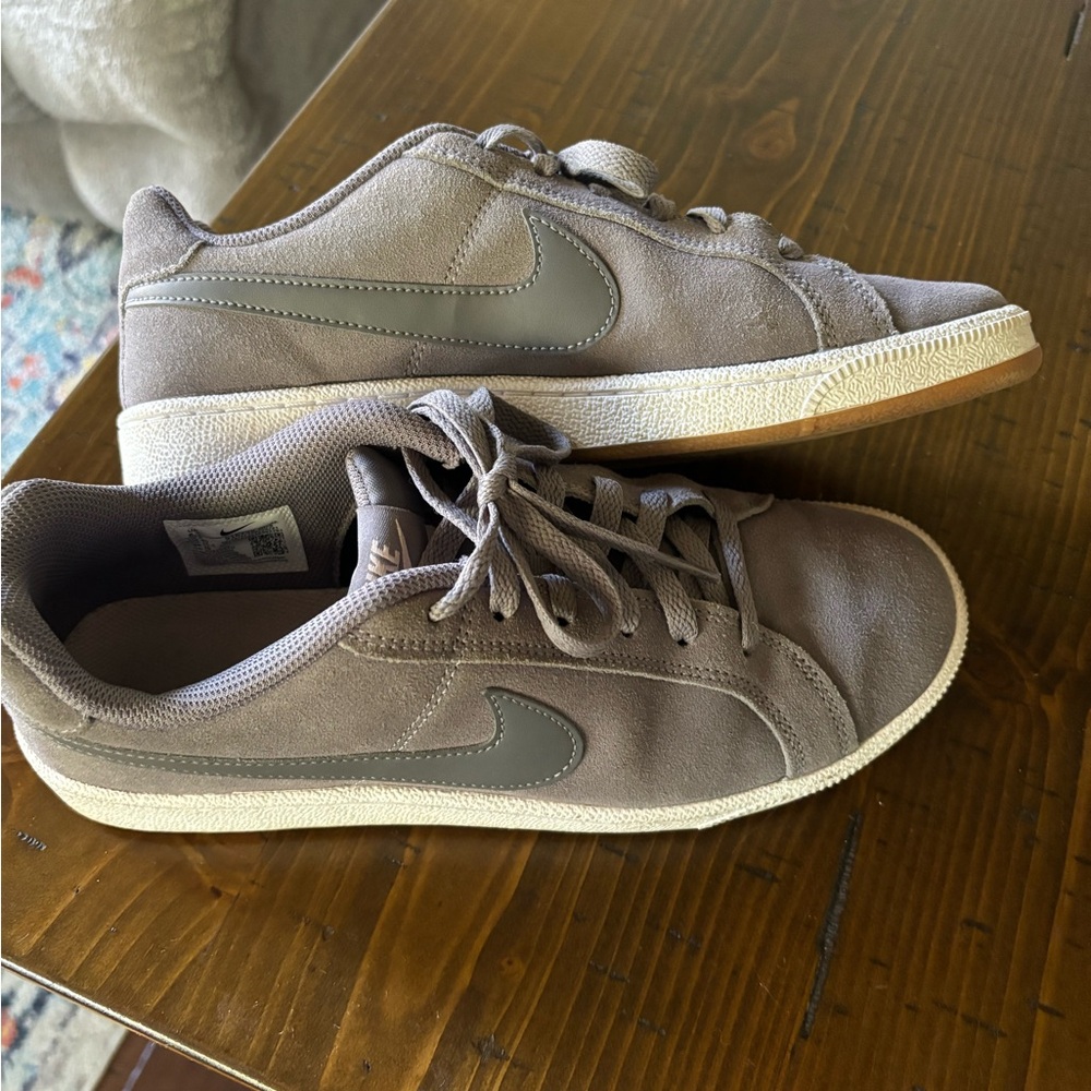 Super cute grey women’s Nike